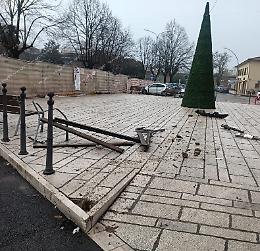 Auto fuori controllo distrugge gli arredi della piazzetta davanti alla Sacra Famiglia