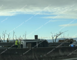 Incidente in superstrada, veicolo resta in bilico al lato della carreggiata