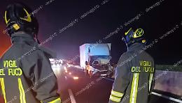 Incidente in autostrada tra due furgoni. Un ferito estratto dalle lamiere 