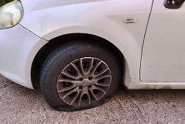 Ruote bucate con un cacciavite. Prese di mira le auto dall’associazione "Misericordia" 