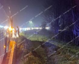 Scontro tra due autobus e un'automobile. Ferita un'insegnante. Uno dei bus trasportava studenti