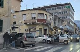 Incidente tra due auto, una delle due sbatte contro un palo