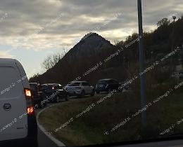 Lunghe code all'altezza del passaggio a livello 