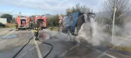 Furgone in fiamme sulla Casilina. Paura per il conducente