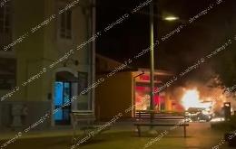 Auto avvolta dalle fiamme. Preoccupazione fra i residenti