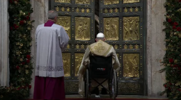 Papa Francesco ha aperto la Porta Santa. E' iniziato il Giubileo