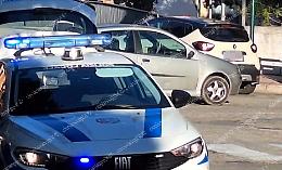 Semaforo lampeggiante da giorni: scontro tra due auto
