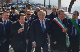 Augurio e speranza di pace. Si accende la “fiaccola dei Comuni”