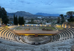 Teatro romano, consegna vicina