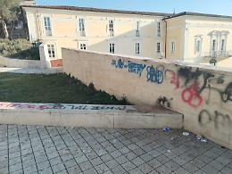 Vandali in piazza Mayer Ross 