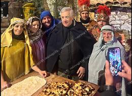 Il ministro Tajani al presepe vivente indossa un mantello da pastore
