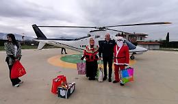 Arriva la befana in elicottero