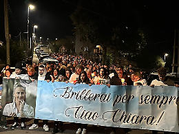 Fiaccolata per Chiara a un mese dalla tragedia, tantissimi i partecipanti