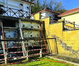 Degrado al cimitero, è polemica