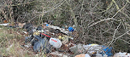 Altri rifiuti in via del Tiro a Segno. Sempre più discarica a cielo aperto