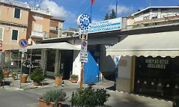 Minaccia il compagno della madre e aggredisce i poliziotti. Arrestato dalla polizia 