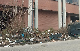 Discarica a cielo aperto all'ex Tomassi. Rischio  sanitario per la proliferazione di topi e insetti 