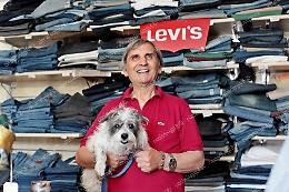 Addio a Mario Jeans. In tanti per l'ultimo saluto allo storico commerciante