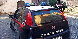 Aggredisce i familiari e distrugge l'auto di una ragazza. Scatta la libertà vigilata per un trentunenne