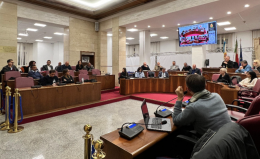 Spazi stretti per tutti. Partita a scacchi in aula consiliare