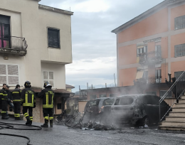 Minicar a fuoco. In fiamme anche altre due auto 