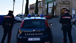 Ubriaco minaccia e picchia la madre: in manette