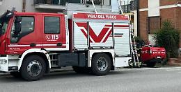 Cane su un tetto, arrivano i vigili del fuoco
