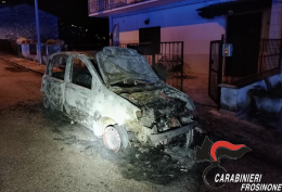 Auto di un'anziana in fiamme, arrestato un venticinquenne