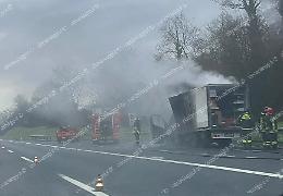 Camion in fiamme in autostrada. Soccorsi sul posto