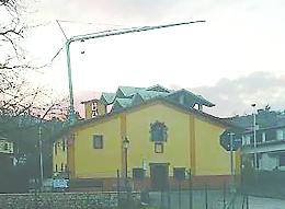 La gru che fa paura va rimossa. Il sopralluogo dei vigili del fuoco conferma: non è sicura