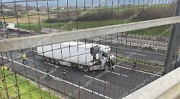 Incidente in autostrada: scontro tra due camion 