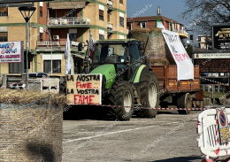 Agricoltori in protesta: «Traditi dal sistema»