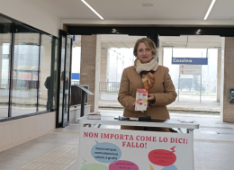 Avis nelle stazioni per reclutare donatori stranieri