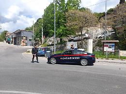 Rubano profumi e cioccolato al supermercato. Due donne arrestate dai carabinieri