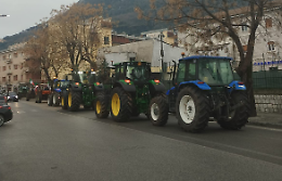 Aumenti sui canoni irrigui. Agricoltori in protesta sfilano con i trattori