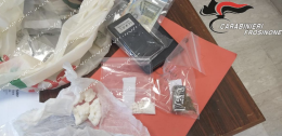 Crack e hashish nascosti in casa. Arrestato un quarantaseienne