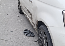Esce di casa e trova la fiancata dell'auto distrutta