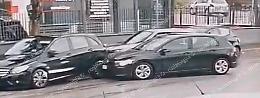 Incidente tra due auto. Entrambe finiscono contro un veicolo in sosta