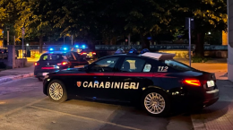 Prende a sassate l'autobus e minaccia l'autista 