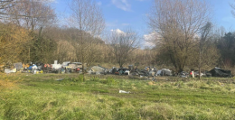 Rifiuti abbandonati e automezzi parcheggiati nei campi 