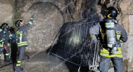 Vandali in azione al Parco del Vallone: incendiate le travi di legno
