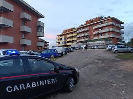 Cane in bilico sul parapetto, i carabinieri lo salvano