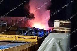 Incendio nel deposito mezzi della De Vizia. Allarme per l'enorme colonna di fumo
