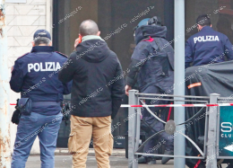 Gli rubano un pacco acquistato online. E lui gli lascia una bomba nel condominio 