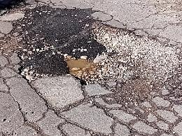 Buche e asfalto tutto da rifare