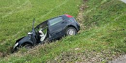Incidente tra due auto: una finisce in un fossato 