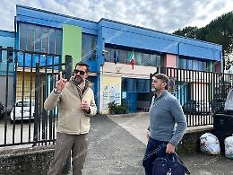 “Pietrobono”, a scuola si va con l’ombrello