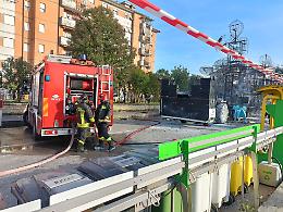 Carro allegorico in fiamme: diverse persone lievemente ustionate