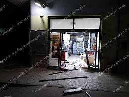 Sfondano le porte del supermercato e fuggono via con la cassa