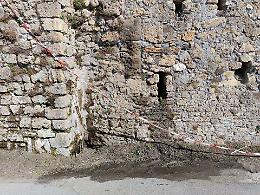 Una perdita d'acqua che non si arresta da settimane. Preoccupazione per le mura ciclopiche
